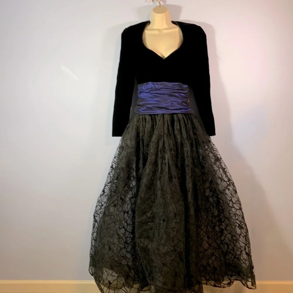 Tahari formal ball gown black velvet bodice blue Prom evening tulle skirt size 6